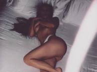 Kim Kardashian naga w łóżku